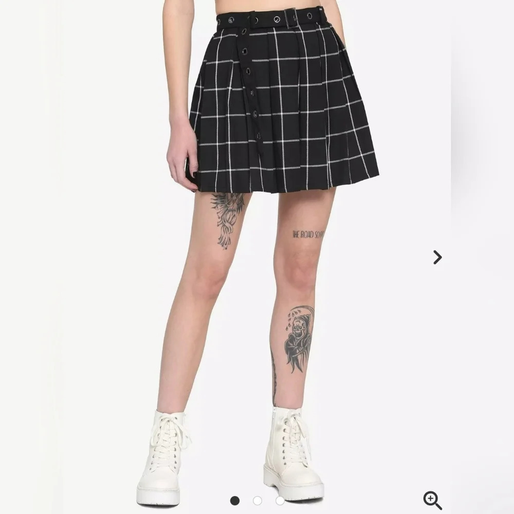 Hop Topic mini pleated goth black & white skirt, size large